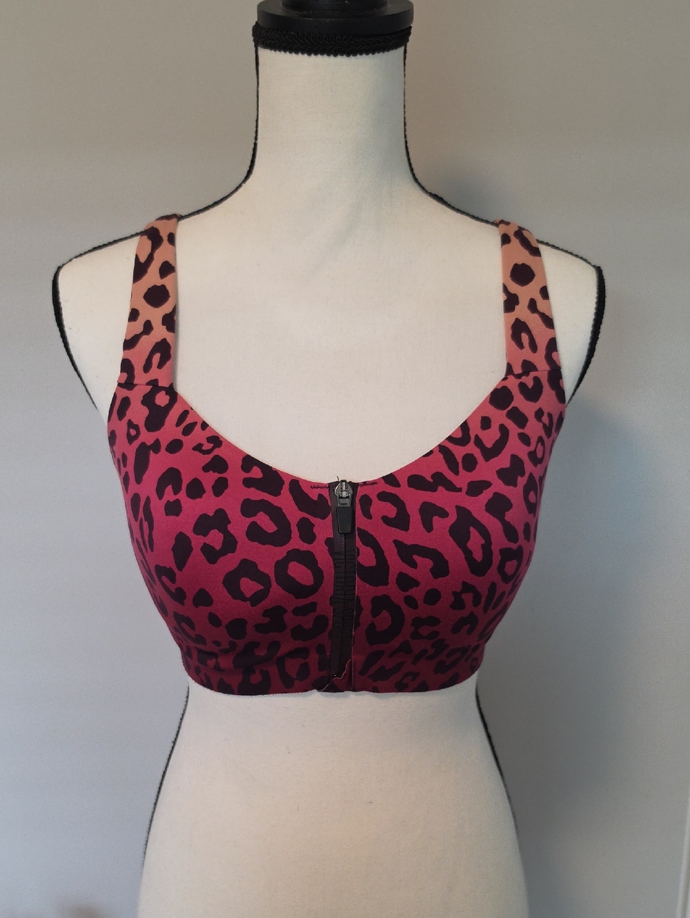 Front-Zip Leopard Print VICTORIA Sports Bra in Rose-to-Beige Ombre